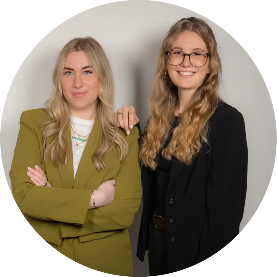 Lisa Gudehus und Sabrina Mauter, die Gründerinnen von nodes, stehen lächelnd nebeneinander vor einer hellen Wand.